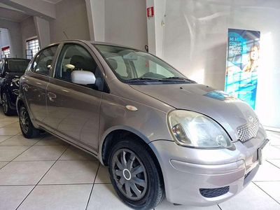 Grigio met Usata 2004 Toyota Yaris Sol Utilitaria | 2299 € (Buon prezzo)