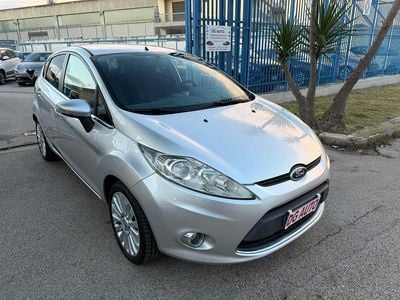 Usata Ford Fiesta Titanium 82 CV (60 kW) 2009 Argento Berlina