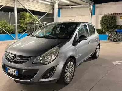 Usata Opel Corsa 75 CV (55 kW) 2013 Grigio Utilitaria
