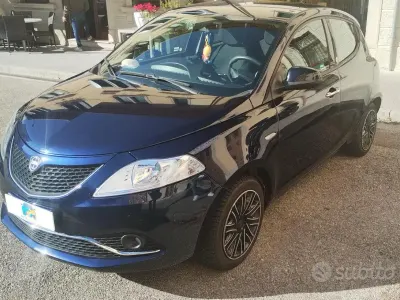 Usata Lancia Ypsilon Gold 69 CV (50 kW) 2018 Bluazzurro Utilitaria