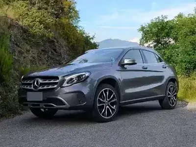 Usata Mercedes GLA200 156 CV (114 kW) 2017 Grigio SUV