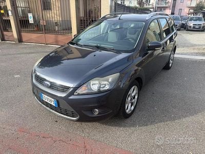 Usado Ford Focus Style 110 HP (80 kW) 2010 Cinzento Carrinha