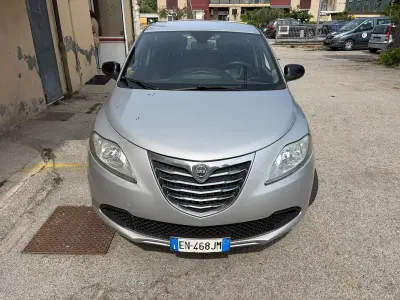 Usata Lancia Ypsilon Silver 69 CV (50 kW) 2013 Argento Utilitaria