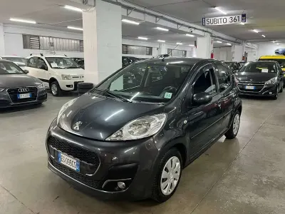 Usata Peugeot 107 68 CV (50 kW) 2013 Grigio Utilitaria