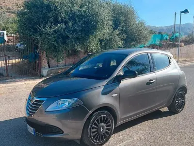 Usata Lancia Ypsilon Gold 69 CV (50 kW) 2016 Grigio Utilitaria