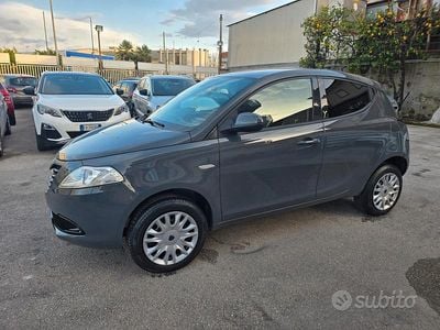 Begagnad Lancia Ypsilon 85 HK (62 kW) 2015 Grå Halvkombi