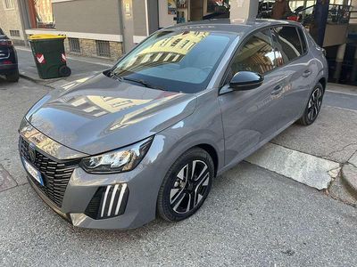Usata Peugeot 208 Allure 101 CV (74 kW) 2024 Grigio selenio metallizz. Utilitaria