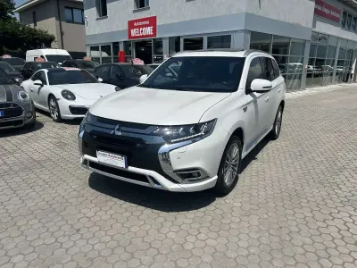 Usata Mitsubishi Outlander P-HEV 135 CV (99 kW) 2018 Bianco SUV
