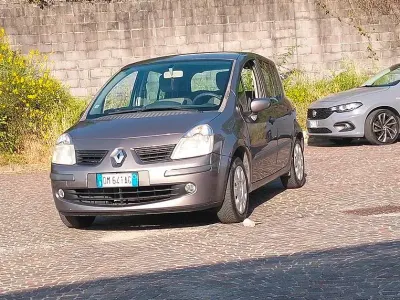 Usata Renault Modus Dynamique 75 CV (55 kW) 2008 Grigio Monovolume
