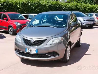 Usata Lancia Ypsilon Silver 69 CV (50 kW) 2016 Grigio Utilitaria
