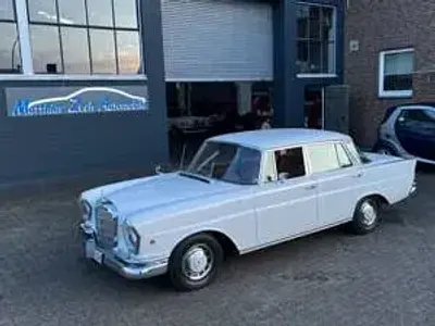 Begagnad Mercedes 230 120 HK (88 kW) 1965 Vit Sedan