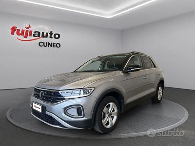 Usata VW T-Roc Life 204 CV (150 kW) 2022 Grigio chiaro e nero SUV