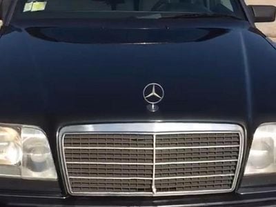 Usata Mercedes E250 126 CV (92 kW) 1992 Nero Berlina