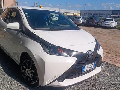 Usata Toyota Aygo X-Black 69 CV (50 kW) 2017 Bianco Utilitaria
