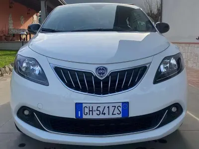 Gebraucht Lancia Ypsilon Gold 69 PS (50 kW) 2022 Weiß Kleinwagen