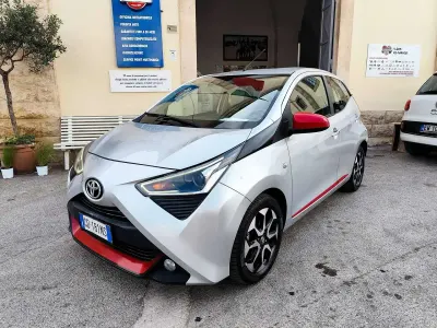 Usata Toyota Aygo 72 CV (52 kW) 2021 Argento Utilitaria