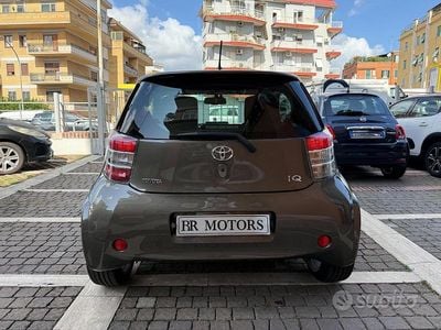 Begagnad Toyota iQ 99 HK (72 kW) 2012 Brun Halvkombi