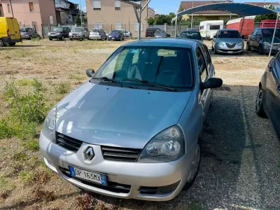 Usado Renault Clio II 58 CV (42 kW) 2008 Gris Berlina