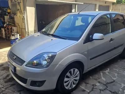 Usata Ford Fiesta Ghia 68 CV (50 kW) 2006 Utilitaria