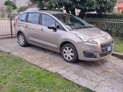 Usata Peugeot 5008 Business-Line 115 CV (84 kW) 2013 Grigio Monovolume