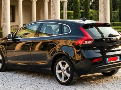 Usado Volvo V40 Momentum 120 CV (88 kW) 2016 Negro Berlina