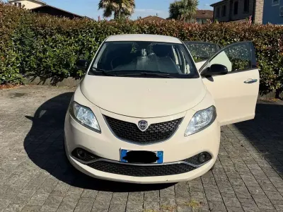 Usata Lancia Ypsilon Silver 95 CV (69 kW) 2016 Beige Utilitaria