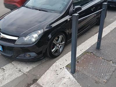 Usata Opel Astra GTC 125 CV (91 kW) 2007 Nero Berlina