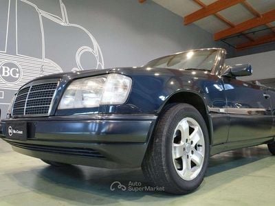 Usata Mercedes E200 136 CV (100 kW) 1995 Blu/azzurro Cabrio