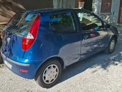 Usata Fiat Punto Dynamic 60 CV (44 kW) 2004 Bluazzurro Utilitaria