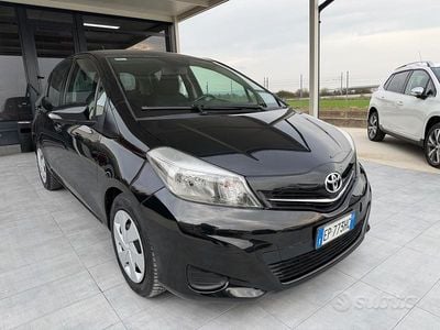 Usata Toyota Yaris Active 89 CV (65 kW) 2013 Nero Utilitaria