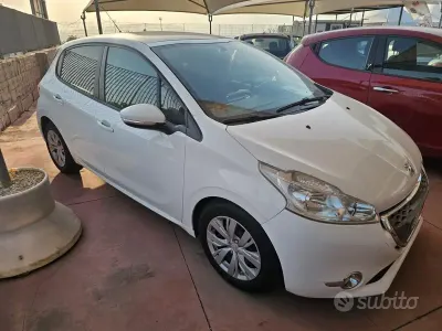 Usata Peugeot 208 Access 68 CV (50 kW) 2013 Bianco Utilitaria