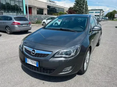 Occasion Opel Astra Cosmo 140 PK (102 kW) 2011 Grijs Stationwagen