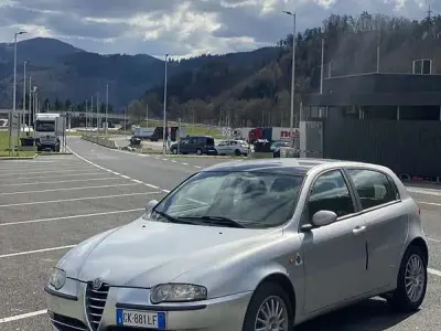 Usata Alfa Romeo 147 Distinctive 105 CV (77 kW) 2001 Utilitaria