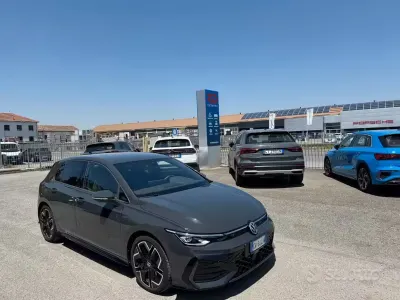 Usata VW Golf VIII R-line Plus 150 CV (110 kW) 2024 Grigio Berlina