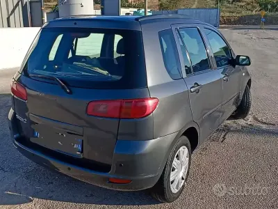 Usata Mazda 2 68 CV (50 kW) 2004 Grigio Utilitaria