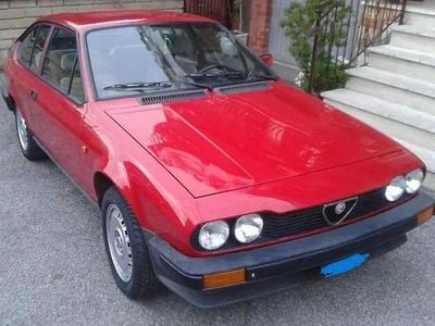 Begagnad Alfa Romeo GTV 129 HK (94 kW) 1986 Röd Sportkupé