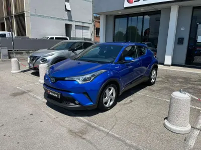Usata Toyota C-HR Active 98 CV (72 kW) 2017 Blu met SUV