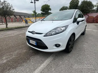 Usado Ford Fiesta 70 HP (51 kW) 2011 Branco Van