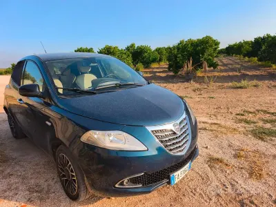 Usata Lancia Ypsilon 95 CV (69 kW) 2015 Bluazzurro Utilitaria