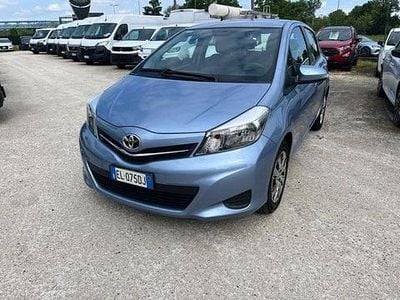Usata Toyota Yaris Active 69 CV (50 kW) 2012 Azzurro Utilitaria