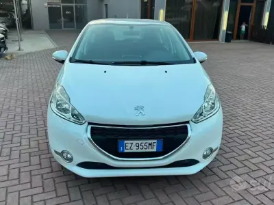 Usata Peugeot 208 Allure 75 CV (55 kW) 2015 Bianco Utilitaria