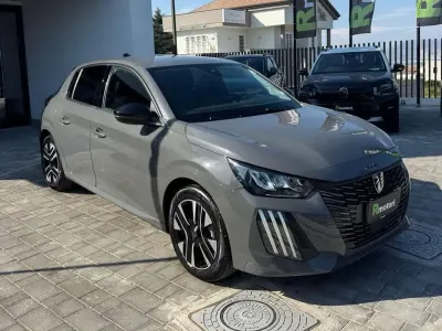 Usata Peugeot 208 Allure 101 CV (74 kW) 2025 Grigio Utilitaria