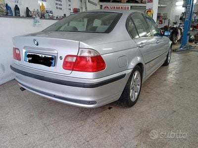 Begagnad BMW 318 118 HK (86 kW) 2000 Grå Sedan