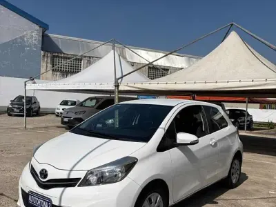 Usata Toyota Yaris Cool 69 CV (50 kW) 2014 Bianco Utilitaria