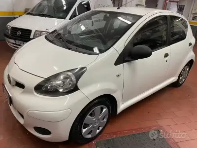 Second-hand Toyota Aygo Connect Style 68 CP (50 kW) 2011 Alb Hatchback