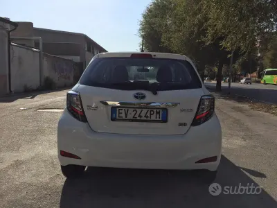 Usata Toyota Yaris 75 CV (55 kW) 2014 Bianco Utilitaria