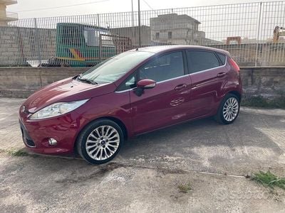 Usata Ford Fiesta Titanium 82 CV (60 kW) 2011 Rosso Utilitaria