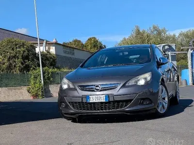 Usata Opel Astra GTC 110 CV (80 kW) 2013 Berlina