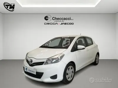 Usata Toyota Yaris Lounge 90 CV (66 kW) 2012 Bianco Utilitaria