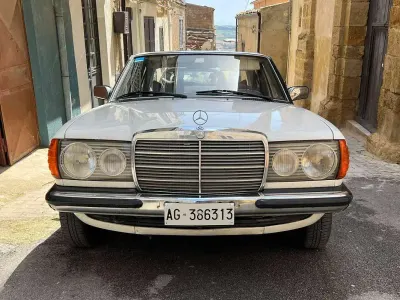 Usata Mercedes 250 129 CV (94 kW) 1979 Bianco Berlina